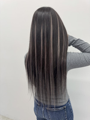 黒髪×シルバーハイライトで強めギャル！