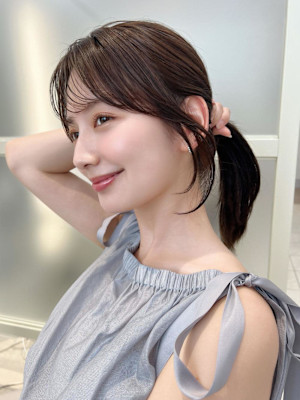 後れ毛が可愛い顔周りハイレイヤーロングチェリーブラウン