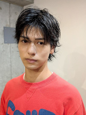 ナチュラルレイヤー×ラフ束感ミディウルフ