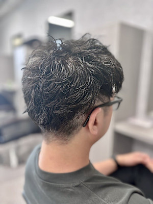 強めカールで作るワイルドなメンズパーマスタイル