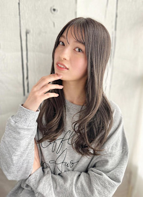 透け感グレージュのカジュアルレイヤースタイル