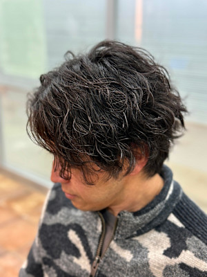 無造作なのにキマる！メンズパーマで、計算された抜け感を演出！