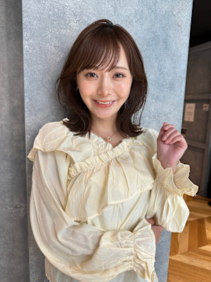 外ハネくびれミディアム