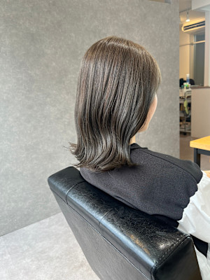 オリーブベージュカラー。