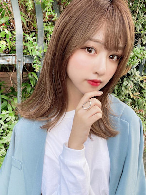 ホワイトグレージュ後れ毛が可愛い顔周りレイヤーミニウルフ