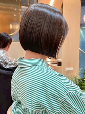 グレージュ アッシュカラー 赤み消し ミニボブ 艶髪 20代