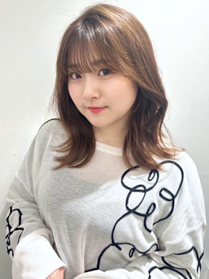 くびれ レイヤーカット ミディアム ベージュカラー 20代