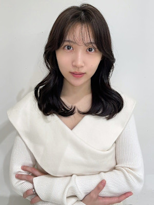 柔らか オリーブベージュ 透明感カラー くびれ 韓国風