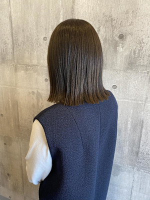 艶ありグレージュ×ぱつんミディアム《ARCH CHIAKI》