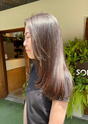 ツヤとやわらかさを纏う、大人のナチュラルロング