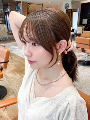 後れ毛が可愛い顔周りハイレイヤーロングチェリーブラウン