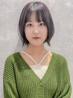 切りっぱなしボブ 顔周りレイヤー 外ハネ 透明感カラー 艶髪