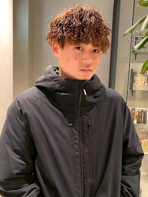 ツイストスパイラルパーマ ブラウンベージュ 束感 20代