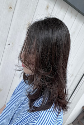 シーンを選ばない万能ミディアムヘアー