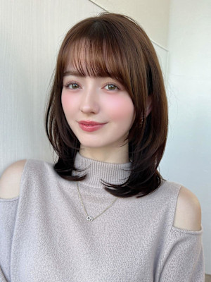 ホワイトグレージュ後れ毛が可愛い顔周りレイヤーミニウルフ