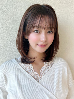 ホワイトグレージュ後れ毛が可愛い顔周りレイヤーミニウルフ