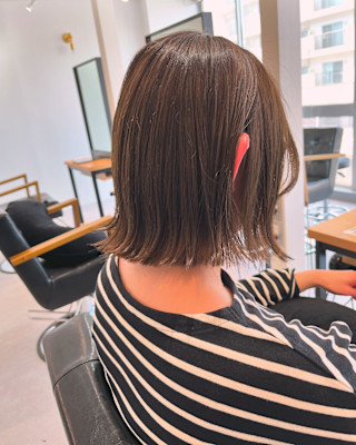 切りっぱなしボブ×オリーブベージュ。
