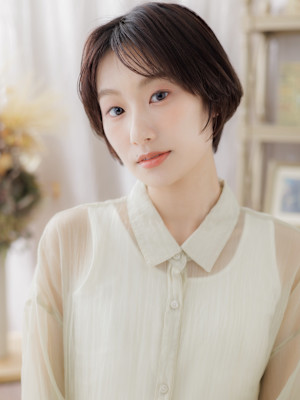 ナチュラルヘルシースタイル前髪なしショート　くすみベージュ