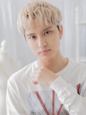 ブリーチデザイン波打ちパーマ金髪マッシュ　フェザーショート