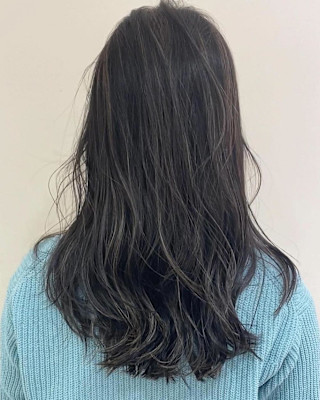 細めハイライトで作る、グレージュカラー