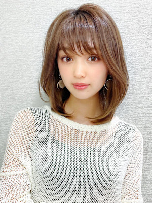 ホワイトグレージュ後れ毛が可愛い顔周りレイヤーミニウルフ