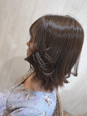 	ふんわり質感で癒し効果もプラスしたミディアムスタイル