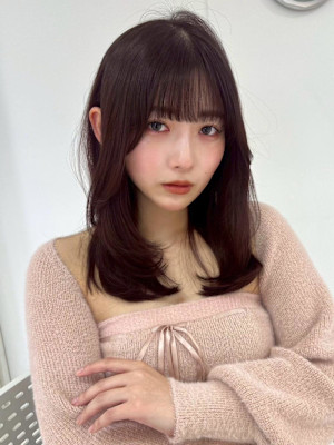 やわらかい抜け感のあるレイヤースタイル