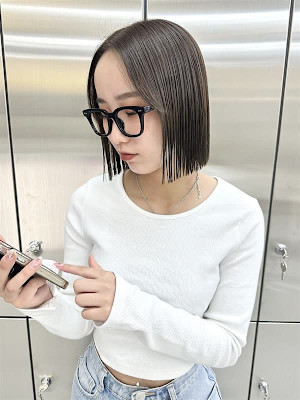 切りっぱなしボブ×オリーブグレージュ