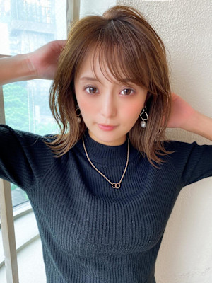 ホワイトグレージュ後れ毛が可愛い顔周りレイヤーミニウルフ