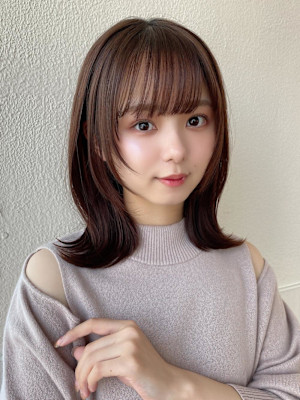 ホワイトグレージュ後れ毛が可愛い顔周りレイヤーミニウルフ