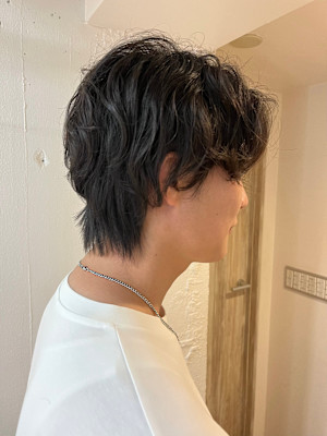 メンズのウルフヘアとナチュラルパーマ