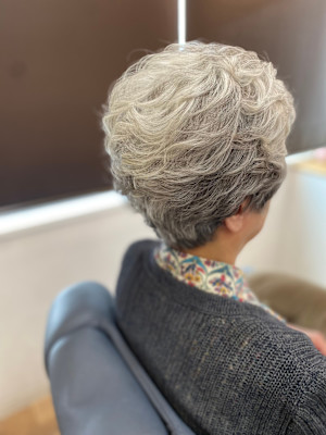 グレーヘアーパーマスタイル