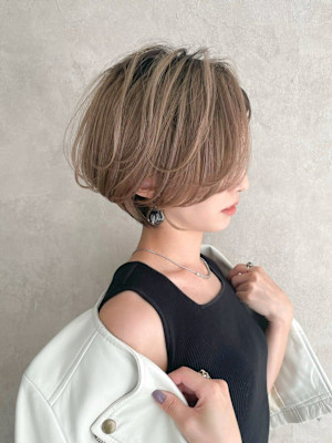 横顔美人ショートカット