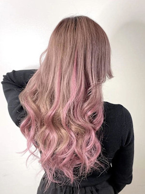 ピンクベージュ