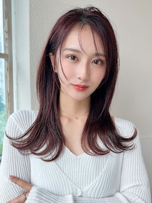 後れ毛が可愛い顔周りハイレイヤーロングチェリーブラウン