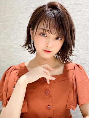 ミディアムウルフひし形シルエットボブホワイトグレージュ