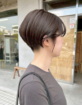 刈り上げショート、グレージュカラーで大人かっこよく