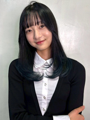 ブルーブラック 内巻きワンカール 顔周りレイヤー 寒色系