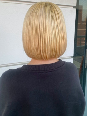 ホワイトベージュ ハイトーンボブ ブリーチ 内巻きボブ