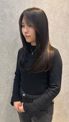 ストレートヘアで大人黒髪レイヤー