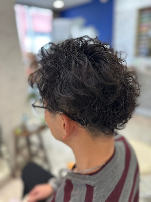 メンズ黒髪パーマ／ふんわり質感