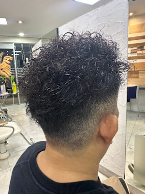 メンズツイストパーマ×フェードカット／立体感＆キープ力