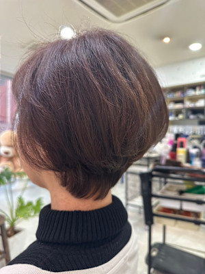 ショートボブ×ピンクベージュ／大人可愛い雰囲気に