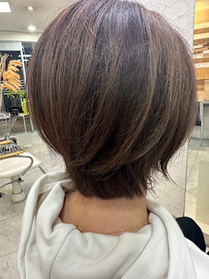 グレージュハイライトショートボブ／品よくまとまる大人髪