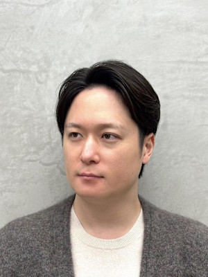 大人の色気を感じる　洗練されたセンターパート/ツーブロック