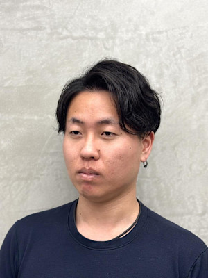 大人の余裕を感じさせる　センターパート/ニュアンスパーマ