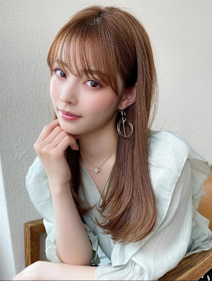 後れ毛が可愛い顔周りハイレイヤーロングチェリーブラウン