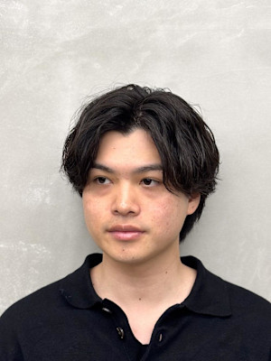 さりげない色気を纏う　黒髪シャドウパーマ