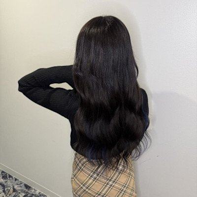 暗髪×インナーブルーロングスタイル