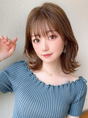 ホワイトグレージュ後れ毛が可愛い顔周りレイヤーミニウルフ